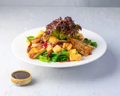 CHICKEN HALLOUMI SALAD